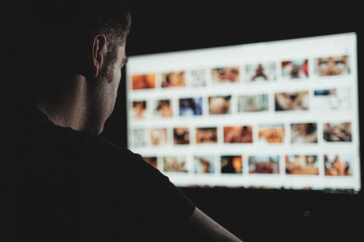 Un hombre consulta el contenido de una web porno.