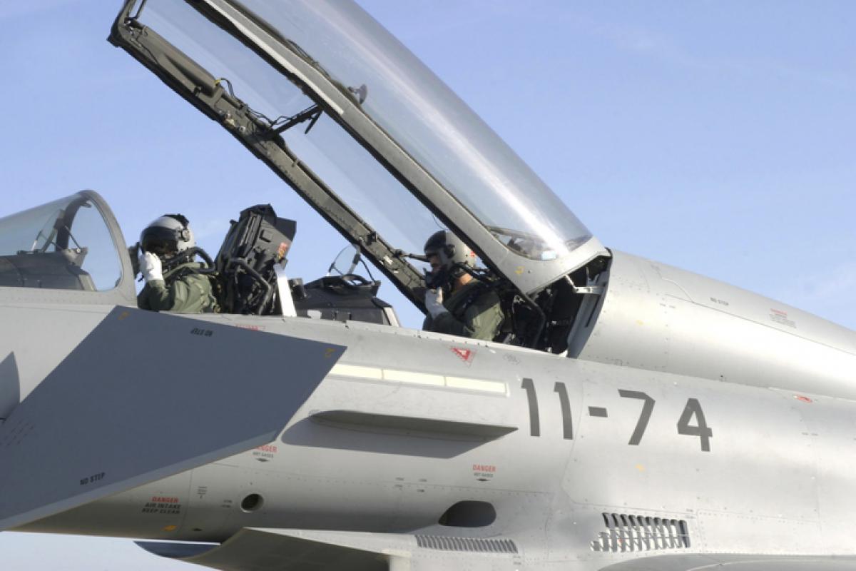 Imagen de archivo de militares españoles en un Eurofighter Typhoon, en la Base Aérea de Morón (Sevilla).