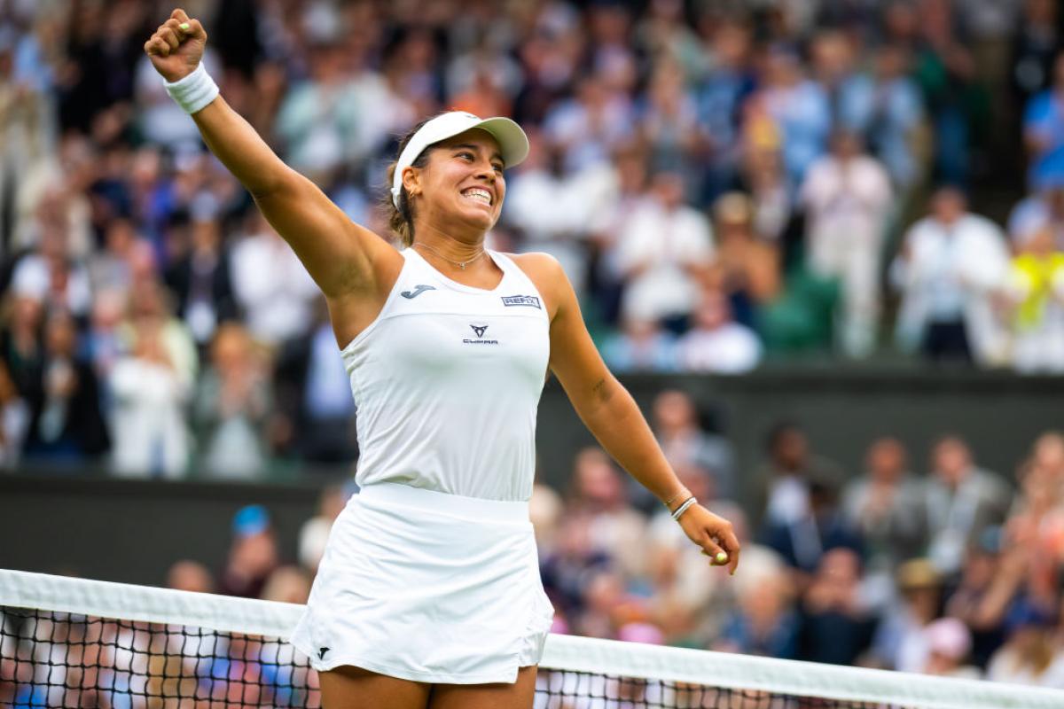 Jessica Bouzas celebra su victoria ante Marketa Vondrousova en Wimbledon 2024.