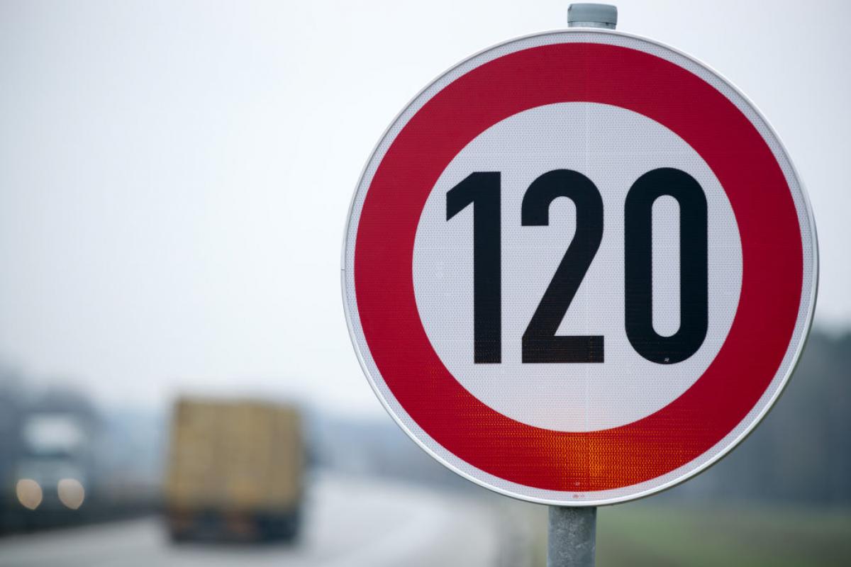 Señal de límite de velocidad en una autopista.