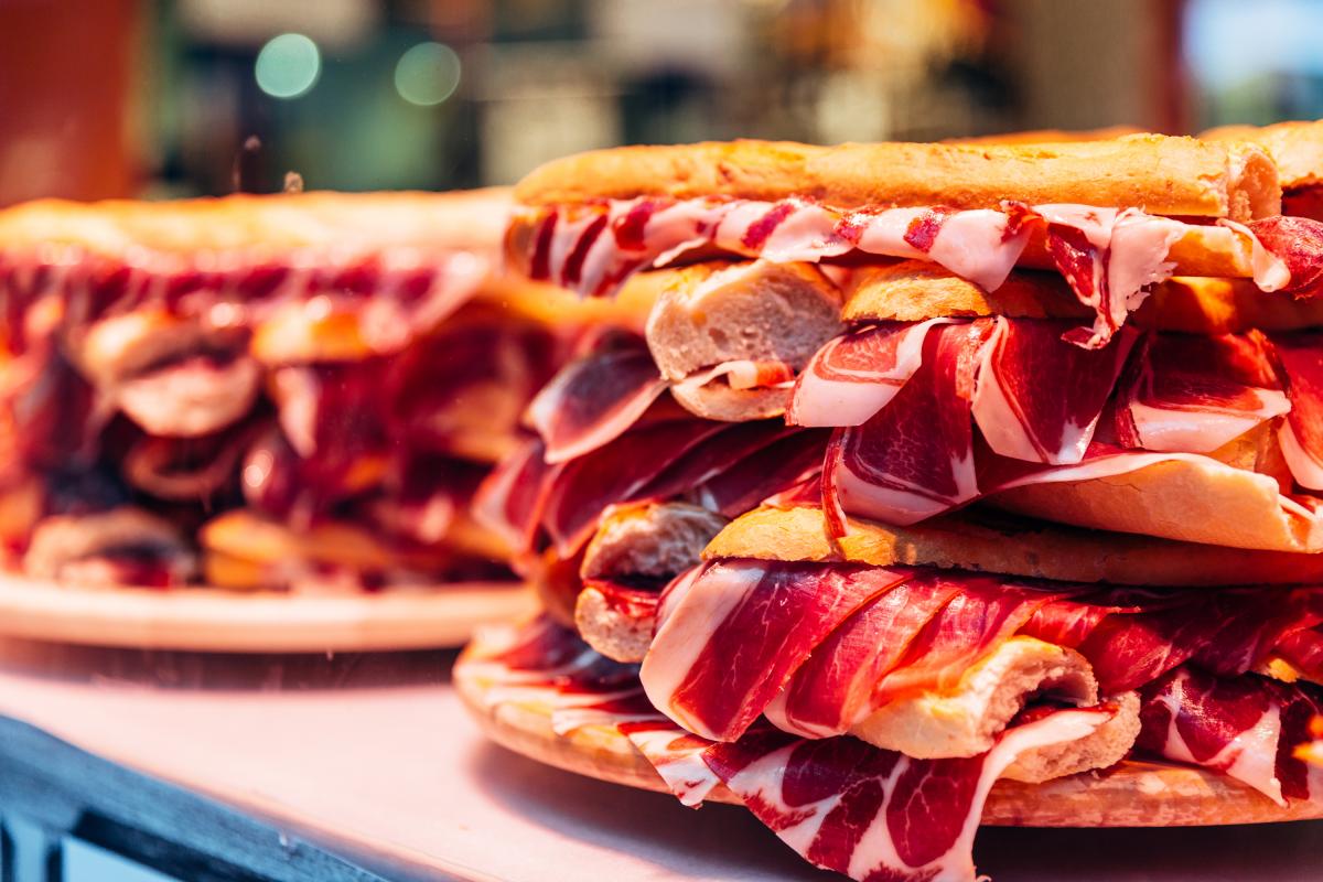 Unos bocadillos de jamón.