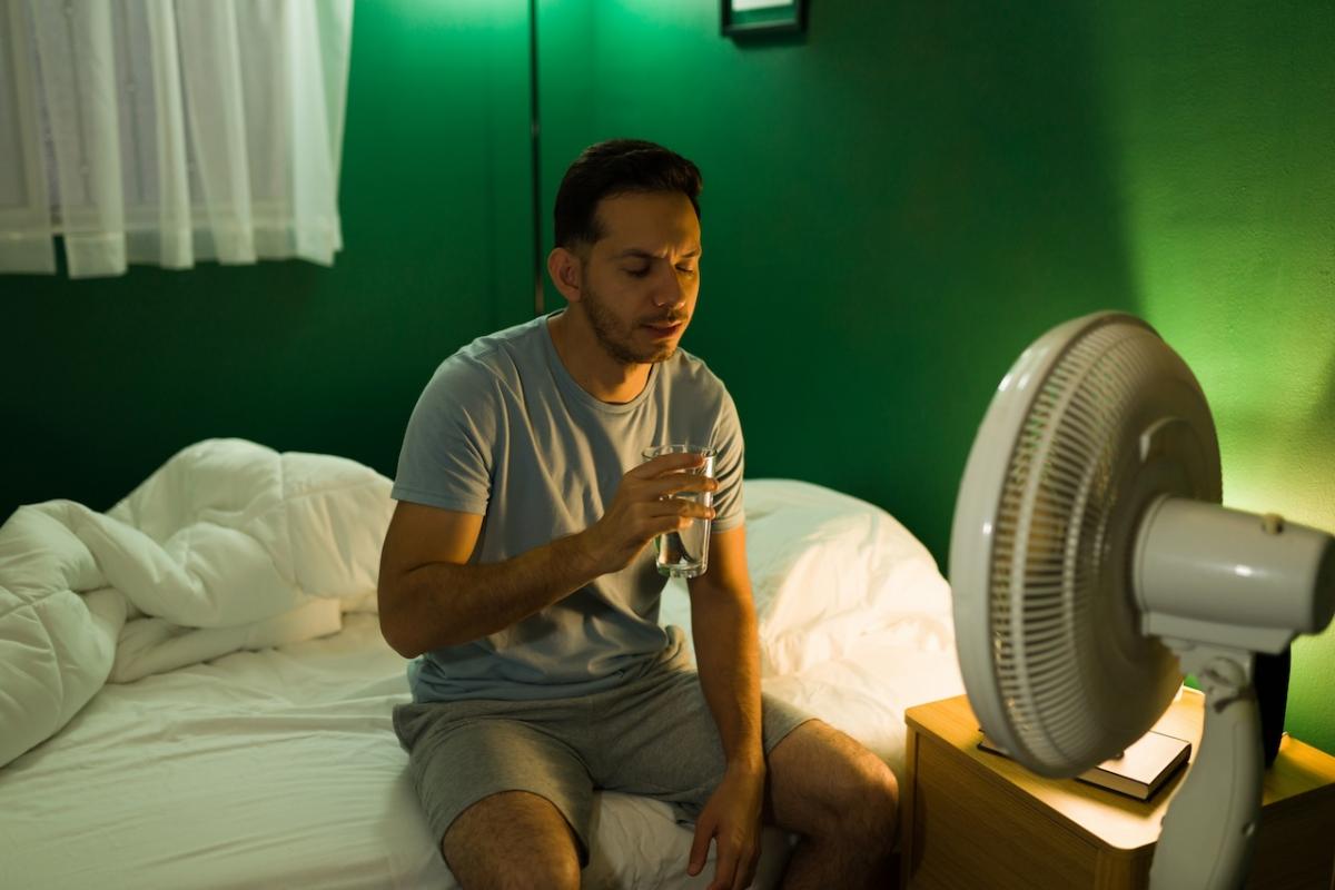 Poner el ventilador toda la noche para no pasar calor tiene sus efectos sobre la salud.