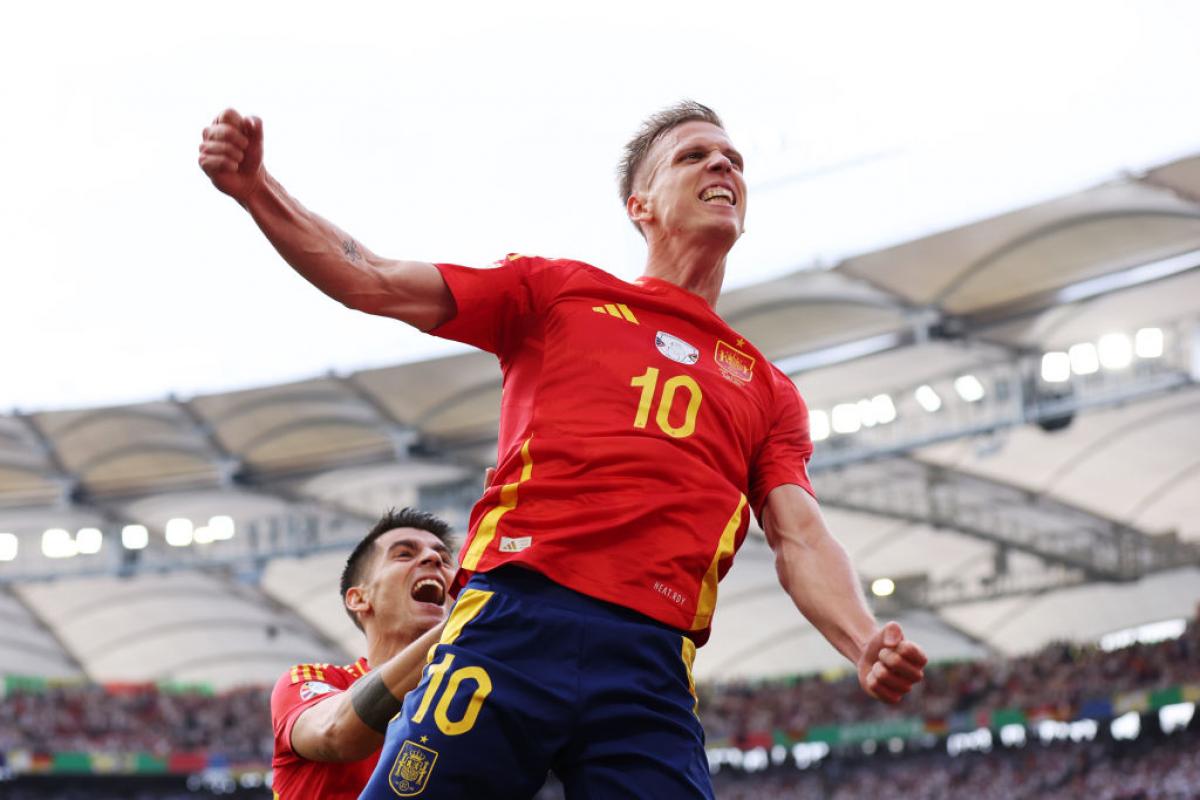Dani Olmo celebra su gol a Alemania