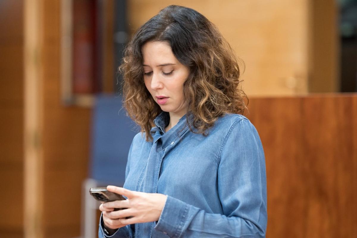 Foto de archivo de Ayuso con el teléfono móvil.