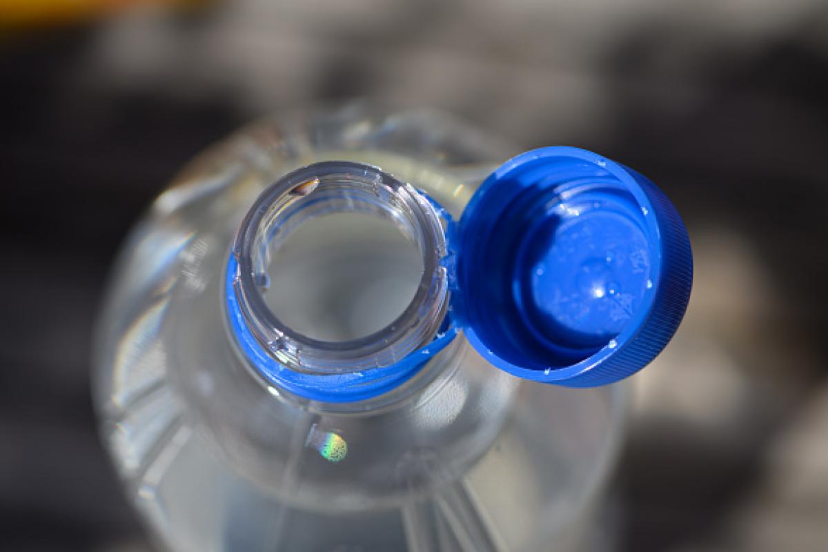 Imagen de archivo de una botella de plástico con el nuevo formato de tapón unido al envase.