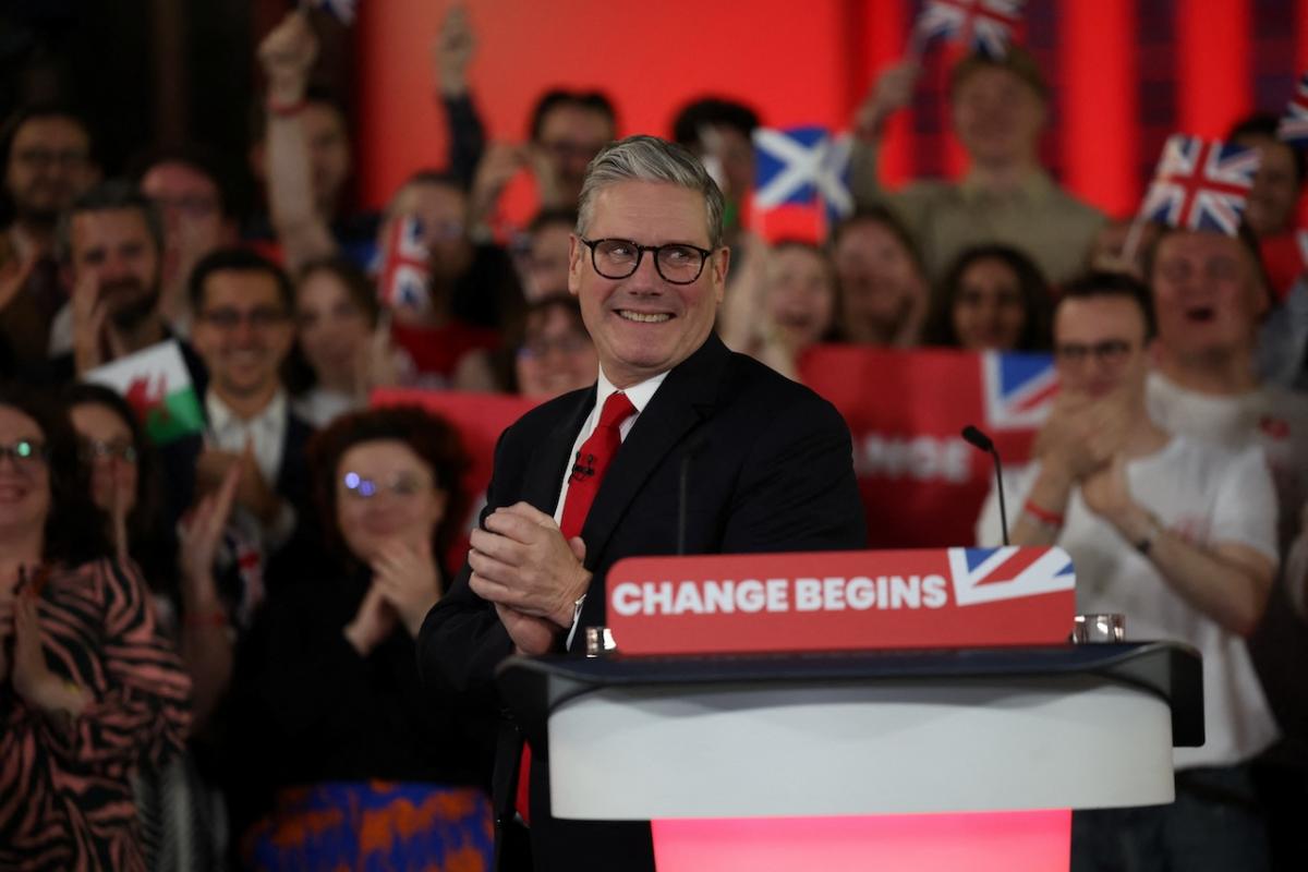 Keir Starmer, líder del Partido Laborista, celebra la victoria electoral en Reino Unido.