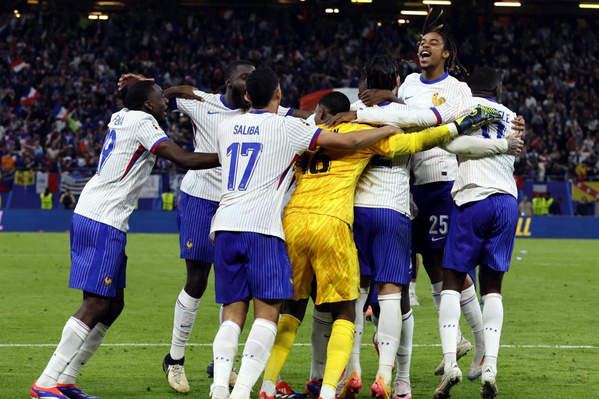 La selección francesa celebra su pase a las semifinales de la Eurocopa 2024 tras eliminar a Portugal en la tanda de penaltis