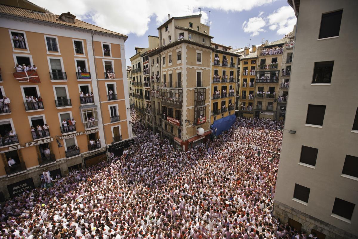 Miles de personas celebran las Fiestas de San Fermín en Pamplona.