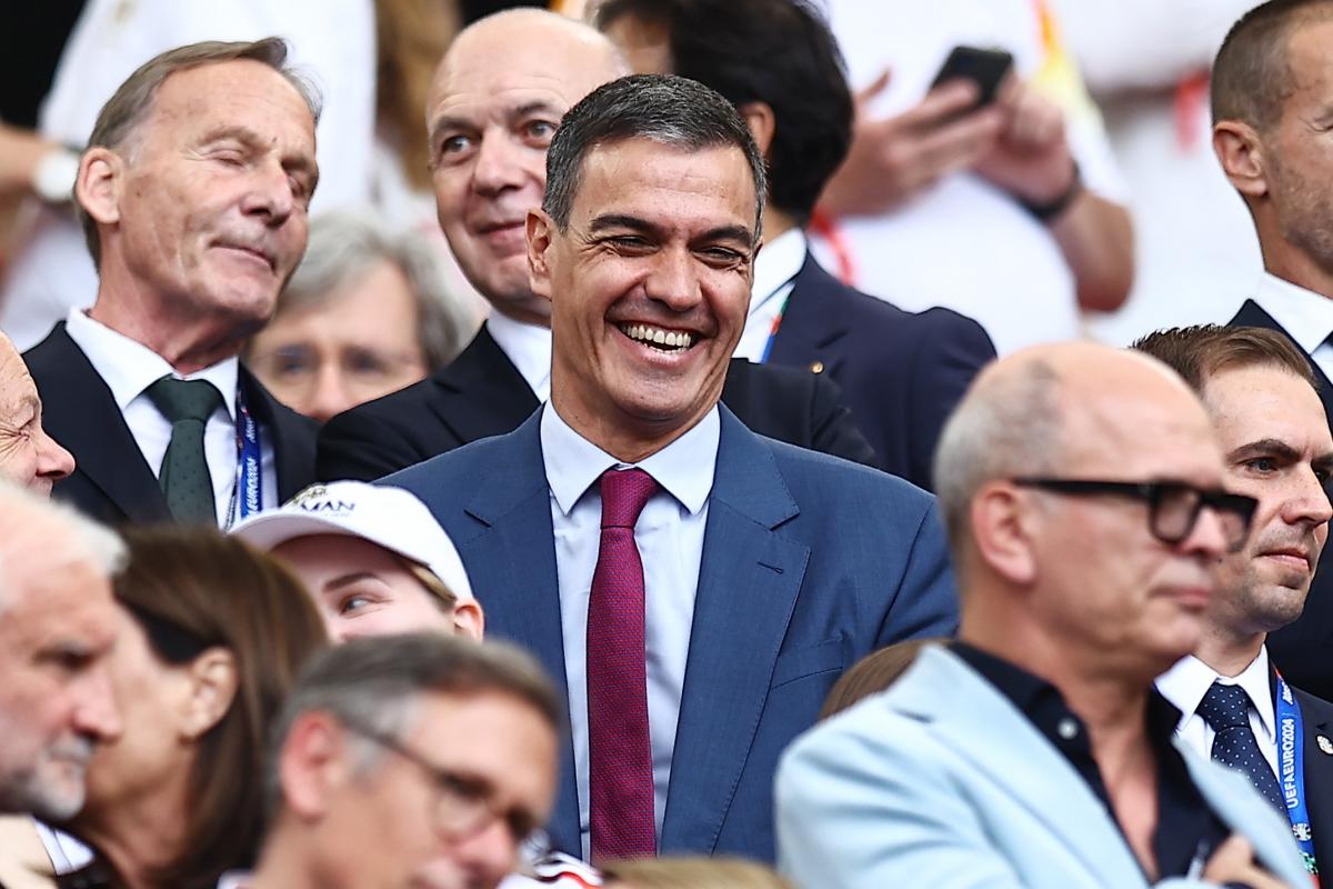 Pedro Sánchez viendo el España-Alemania en el Stuttgart Arena.