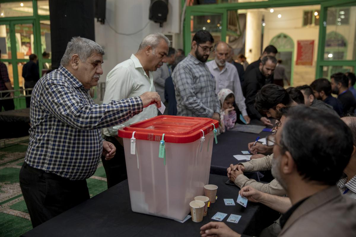 Personas votando este viernes en Irán.