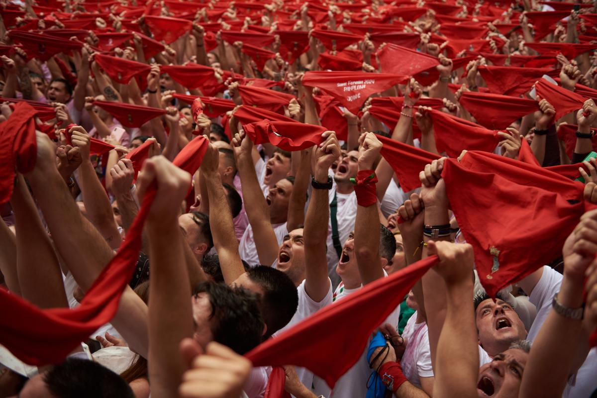 Jóvenes festejando en el chupinazo de San Fermín 2024.