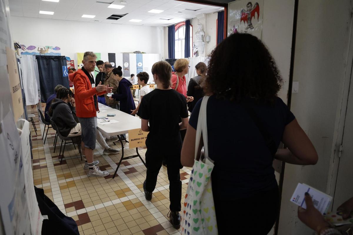 Personas votando en la segunda vuelta de las elecciones legislativas francesas.