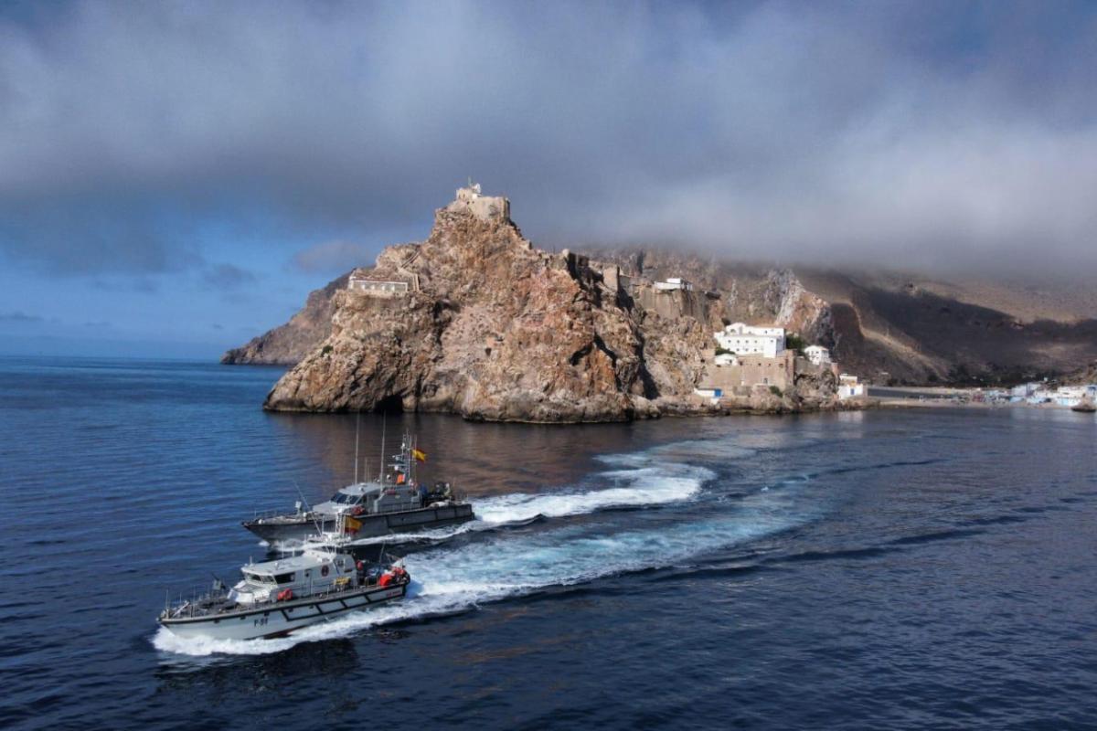 Los dos patrulleros españoles navegan junto al Peñón de Vélez de la Gomera