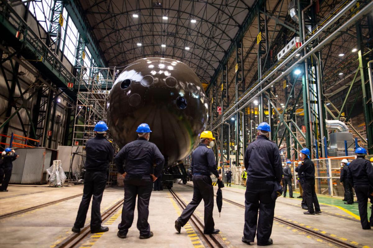 Los trabajadores de Navantia, observan al submarino S-81 Isaac Peral, que ya se está sometiendo a pruebas de navegación.