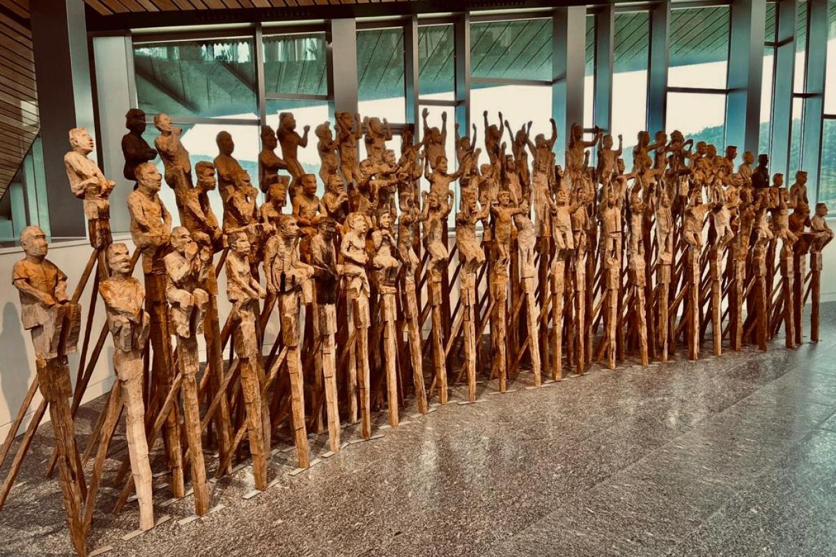 El grupo escultórico La Ola de Álvaro de Vega.