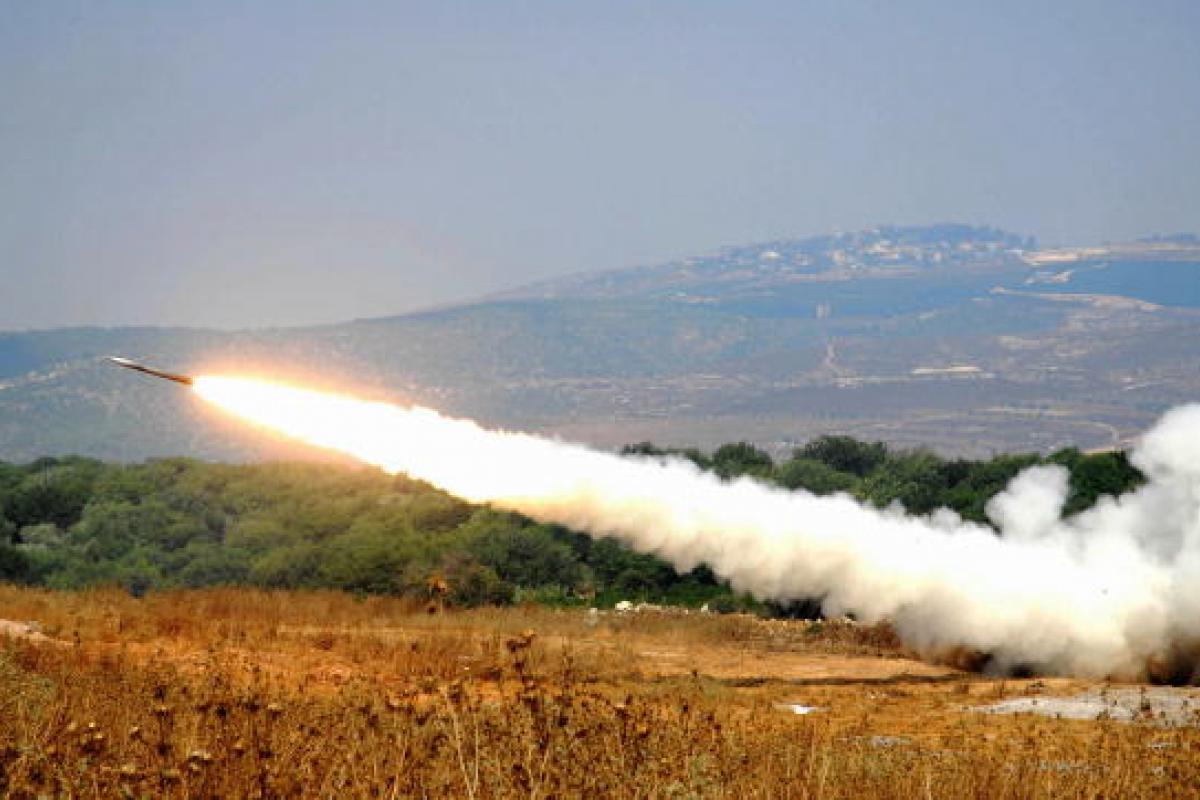 Imagen de archivo de un cohete israelí lanzado desde un Multiple Launch Rocket System (MLRS), contra Hezbulá, en Líbano.