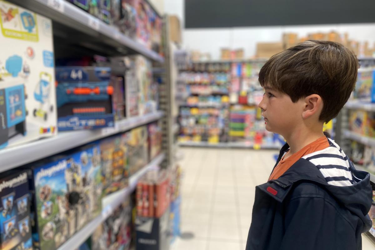 Niño en una juguetería.