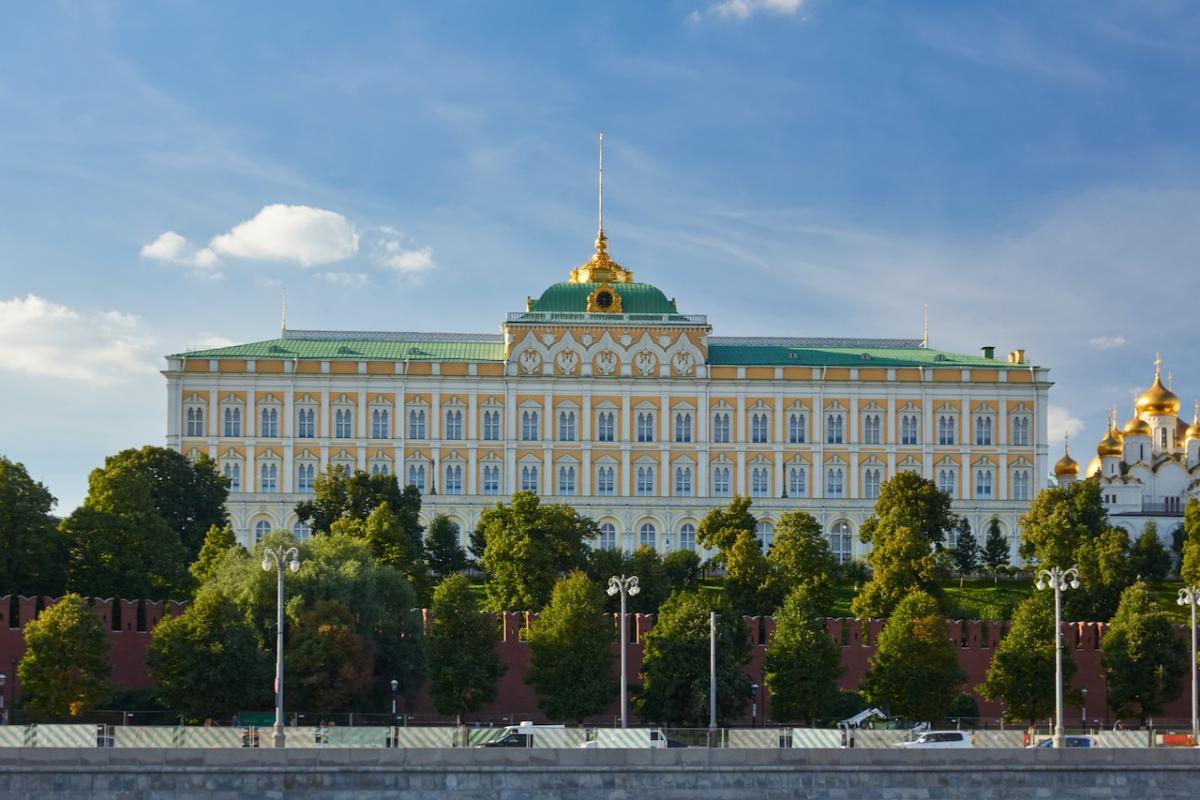Vista del Gran Palacio del Kremlin de Moscú desde el terraplén de Sofiyskaya.
