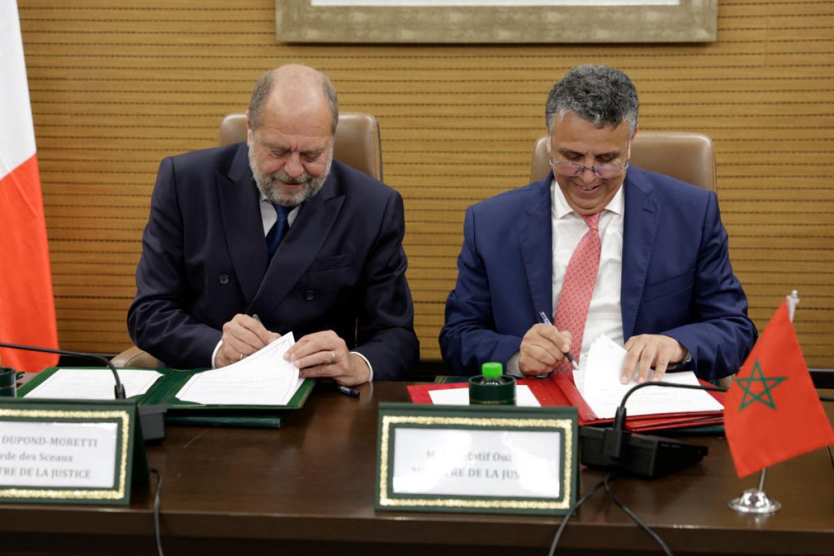 Abdellatif Ouahbi, ministro de Justicia marroquí (derecha), junto a su homólogo francés, Eric Dupond-Moretti
