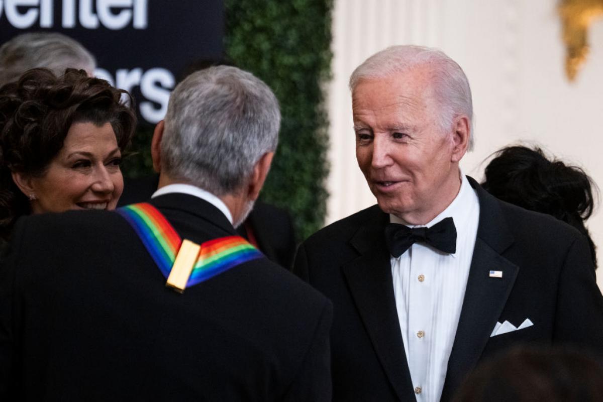Joe Biden saluda a George Clooney (de espaldas) en una recepción en la Casa Blanca