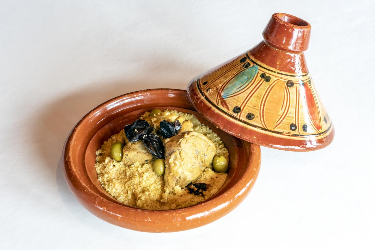 La gastronomía arabigoandaluza del Parador de Melilla es uno de sus grandes atractivos.