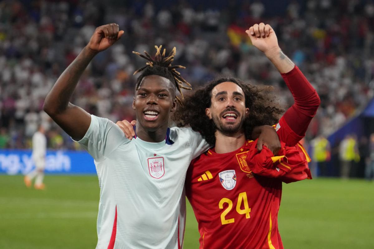 Nico Williams y Marc Cucurella celebran la victoria de España ante Francia en la Eurocopa.