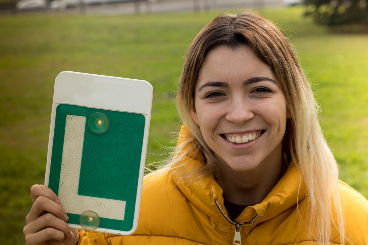 Una conductora luce, orgullosa, la señal que indica que es novel