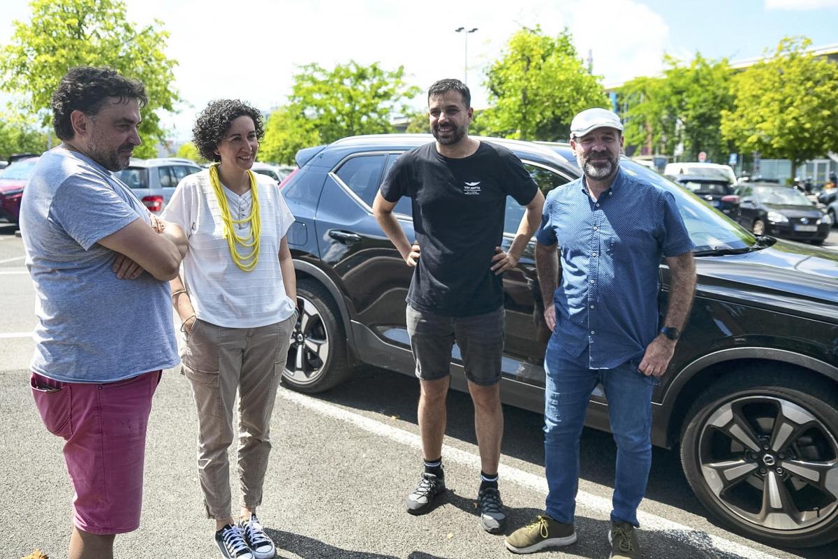 El periodista Jesús Rodríguez (i), la dirigente de ERC, Marta Rovira (2i), el diputado del Parlament, Ruben Wagensberg (3i) y el dirigente de Ómnium Cultural, Oleguer Serra (d), preparados para partir desde Suiza para su inmediata vuelta a España tras el sobreseimiento de la causa de Tsunami Democrático tanto en la Audiencia Nacional como en el Tribunal Supremo.
