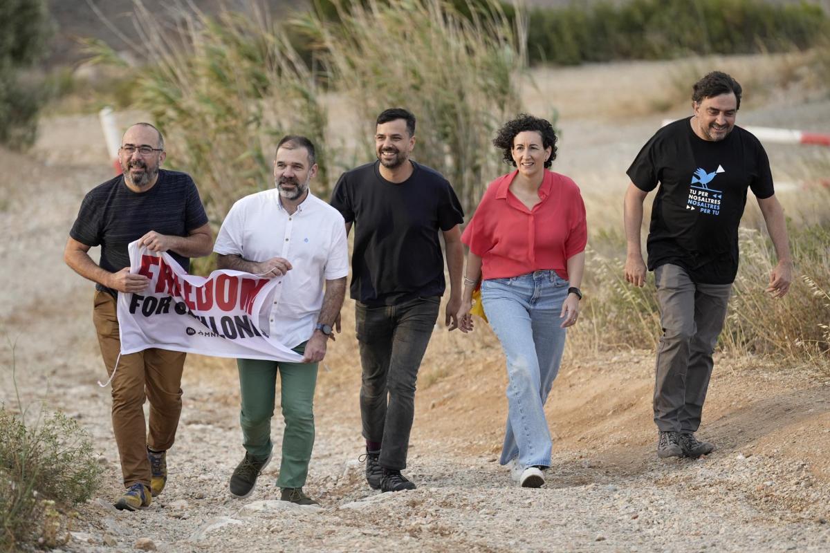 La secretaria general de Esquerrra Republicana de Catalunya (ERC), Marta Rovira (2d), acompañada por el diputado Ruben Wagensberg (3i), el vicepresidente de Ómnium Cultural Oleguer Serra (2i), el empresario Josep Campmajó (i) y el periodista Jesús Rodríguez (d), a su llegada esta mañana a la localidad de Salses (Francia), tras volver de su exilio en Suiza al ser archivada la causa de Tsunami Democrátic por la cual estaban imputados.