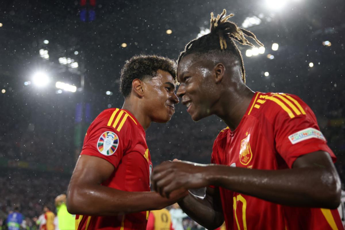 Lamine Yamal y Nico Williams celebran la victoria ante Georgia bajo la lluvia