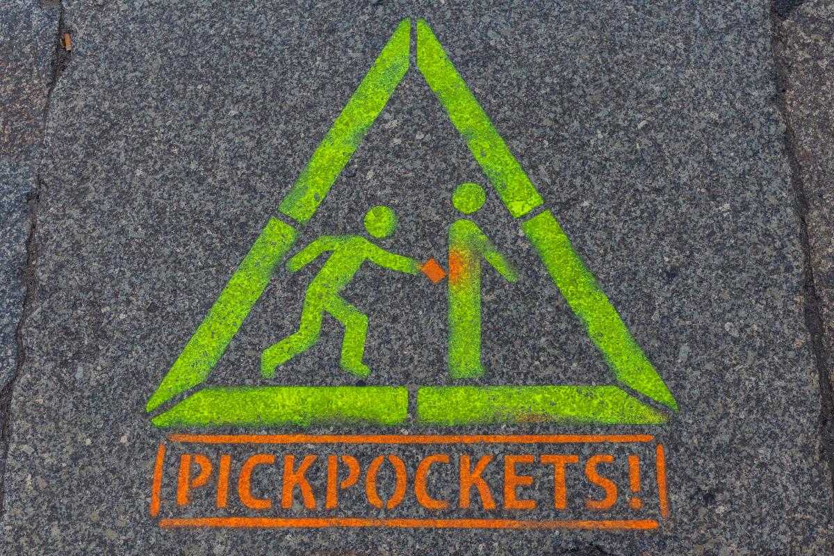 Una señal pintada en una calle de Berlín advierte de la presencia de carteristas.