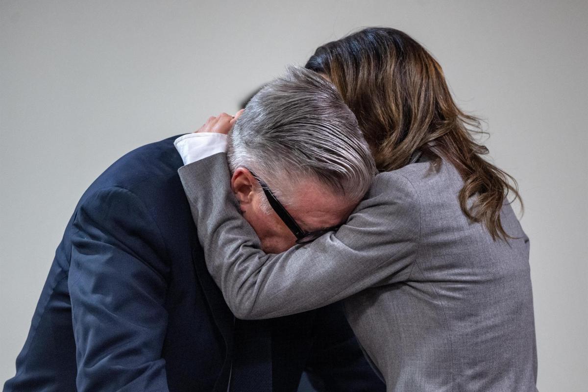 Alec Baldwin, emocionado tras conocer el veredicto de la Justicia.
