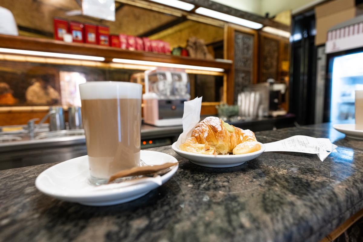 Foto de archivo de una persona desayunando en un bar.