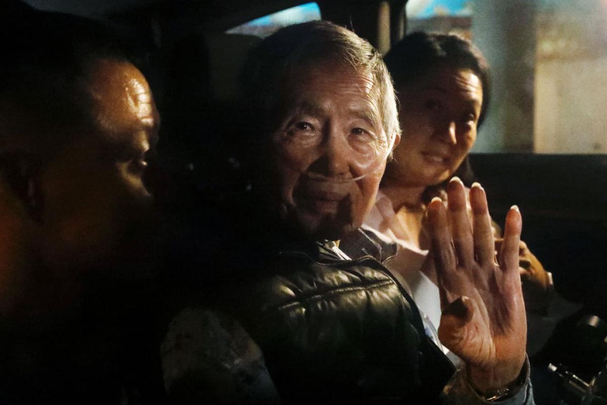 El expresidente de Perú, Alberto Fujimori, abandona la cárcel junto a su hija Keiko.