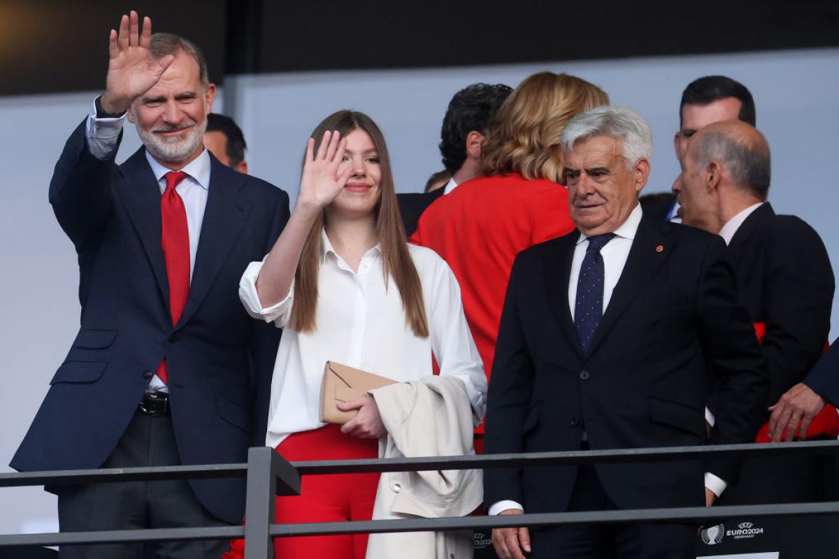 El rey y su hija, muy sonrientes al llegar al estadio Olímpico de Berlín.