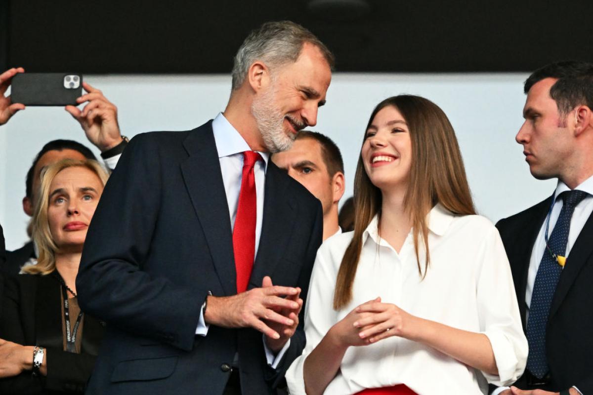 El rey y su hija pequeña, la infanta Sofía, en el palco del estadio Olímpico de Berlín.