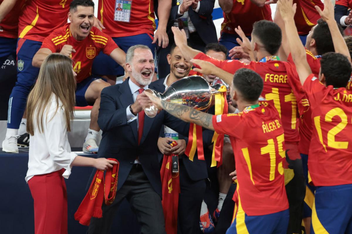 La infanta Sofía y el rey celebran el triunfo con los jugadores.