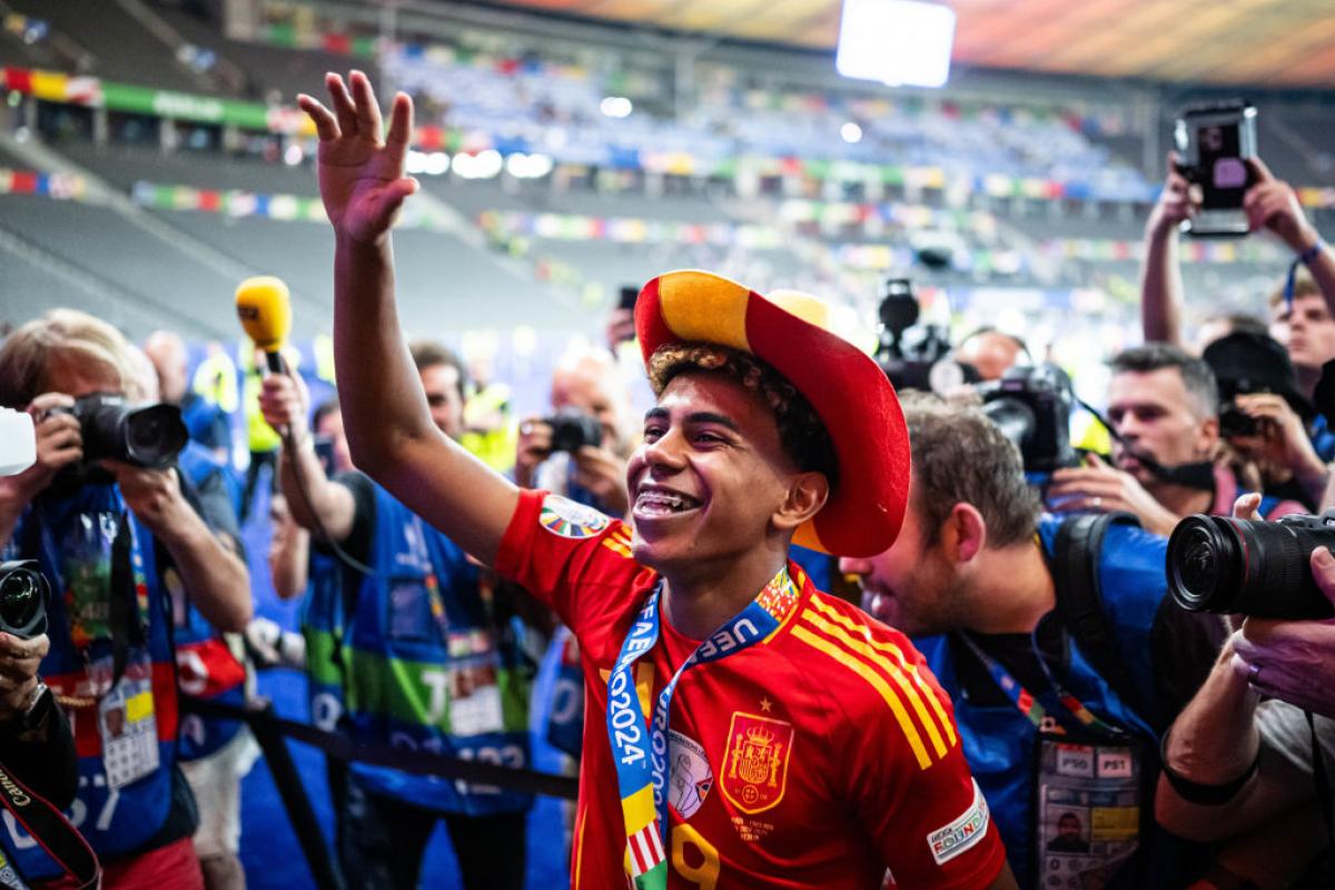 Lamine Yamal celebra la Eurocopa 2024 en el Estadio Olímpico de Berlín.
