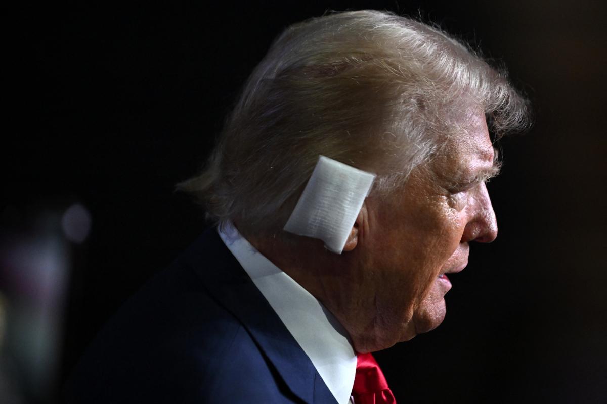 Donald Trump reaparece con la oreja vendada en la Convención Nacional del Partido Republicano en Milwaukee