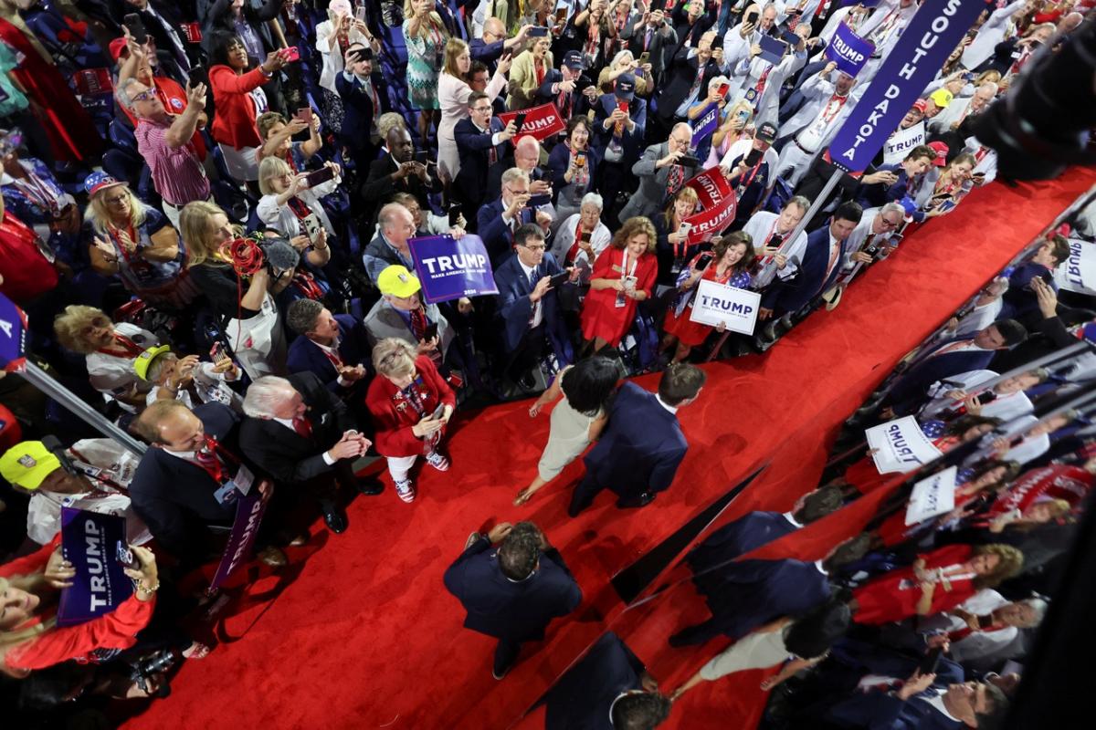 El número dos de Donald Trump, el senador J.D. Vance, entra junto a su mujer en la Convención del Partido Republicano que se celebra en Milwaukee.