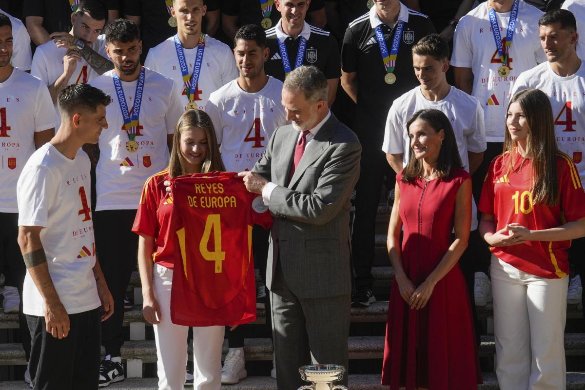 Felipe VI recoge la camiseta de la Selección que recuerda la victoria en la Eurocopa 2024.