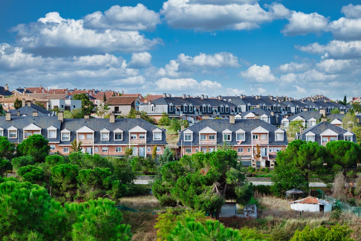 Foto de archivo de chalets en España.