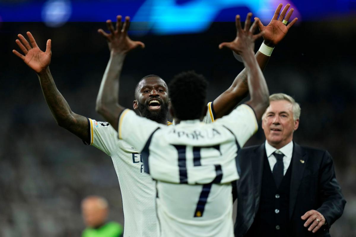 Rudiger y Vinicius celebran el título de Champions en presencia de Ancelotti