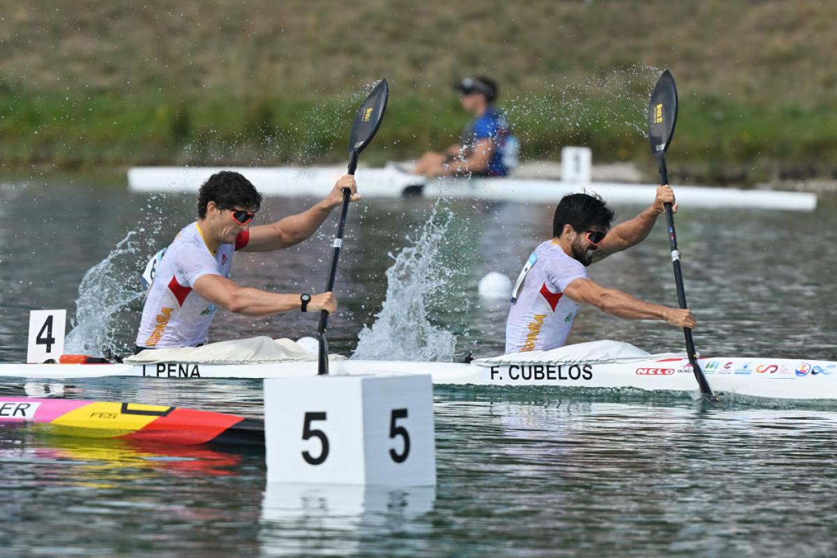 Cubelos, junto a Íñigo Peña, de camino a la plata en el K2-1000 en el Europeo de 2022