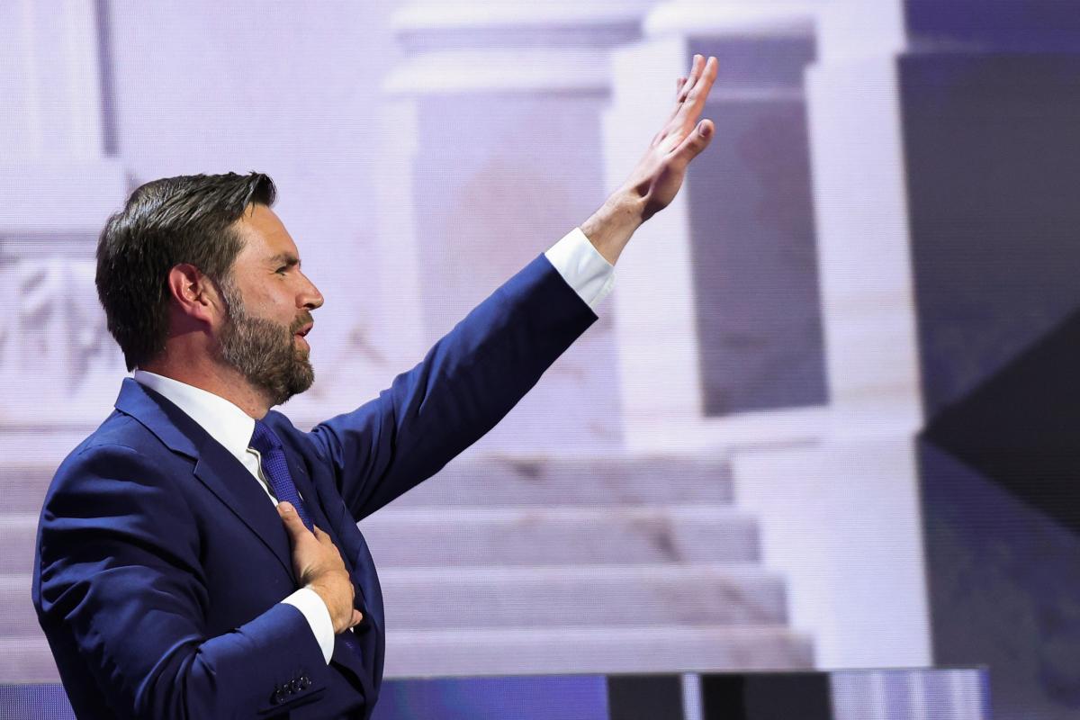 El senador republicano J. D. Vance saluda al público de la Convención Republicana que se celebra en Milwaukee.