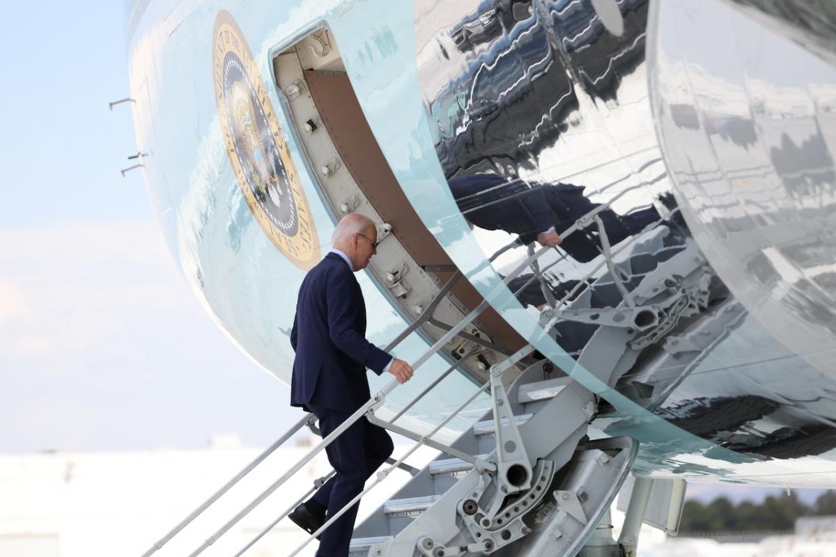 Joe Biden abandona Las Vegas en el Air Force One después de dar positivo por COVID.