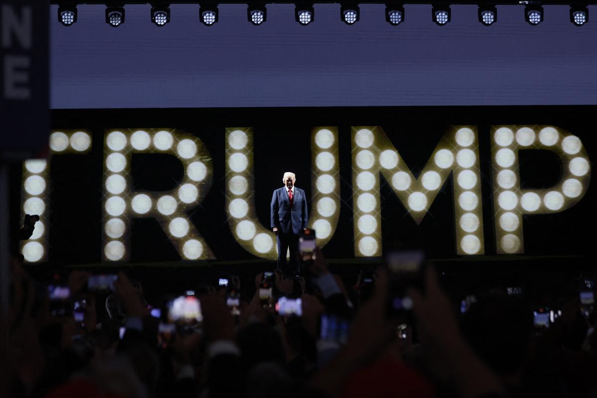 Donald Trump aparece en el escenario de la Convención Republicana para dar su discurso de aceptación.