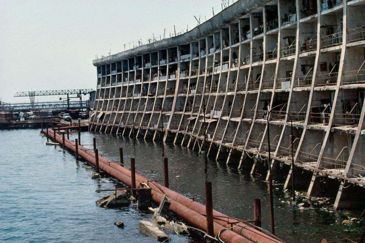 Estado de uno de los edificios de la ciudad flotante Neft Dashlari en el que se alojaban los trabajadores de la petrolera SOCAR.