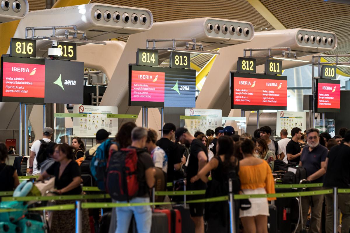 Foto de pasajeros esperando a que se solucione la caída de sistemas en el Aeropuerto de Barajas.