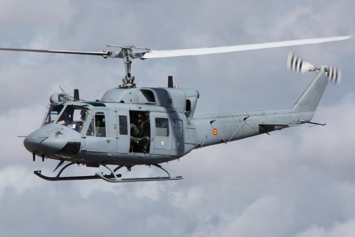Un helicóptero AB-212, conocido como Gato, durante un ejercicio de vuelo.